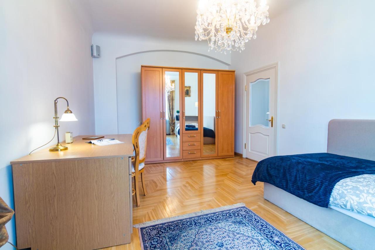 Classic Style Apartment In The Center Of Рига Екстер'єр фото