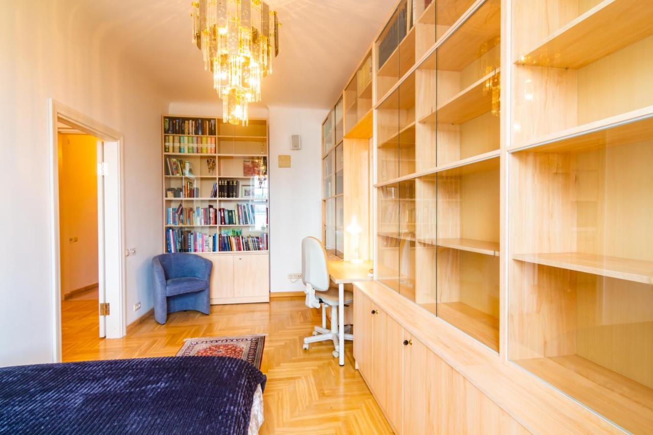 Classic Style Apartment In The Center Of Рига Екстер'єр фото