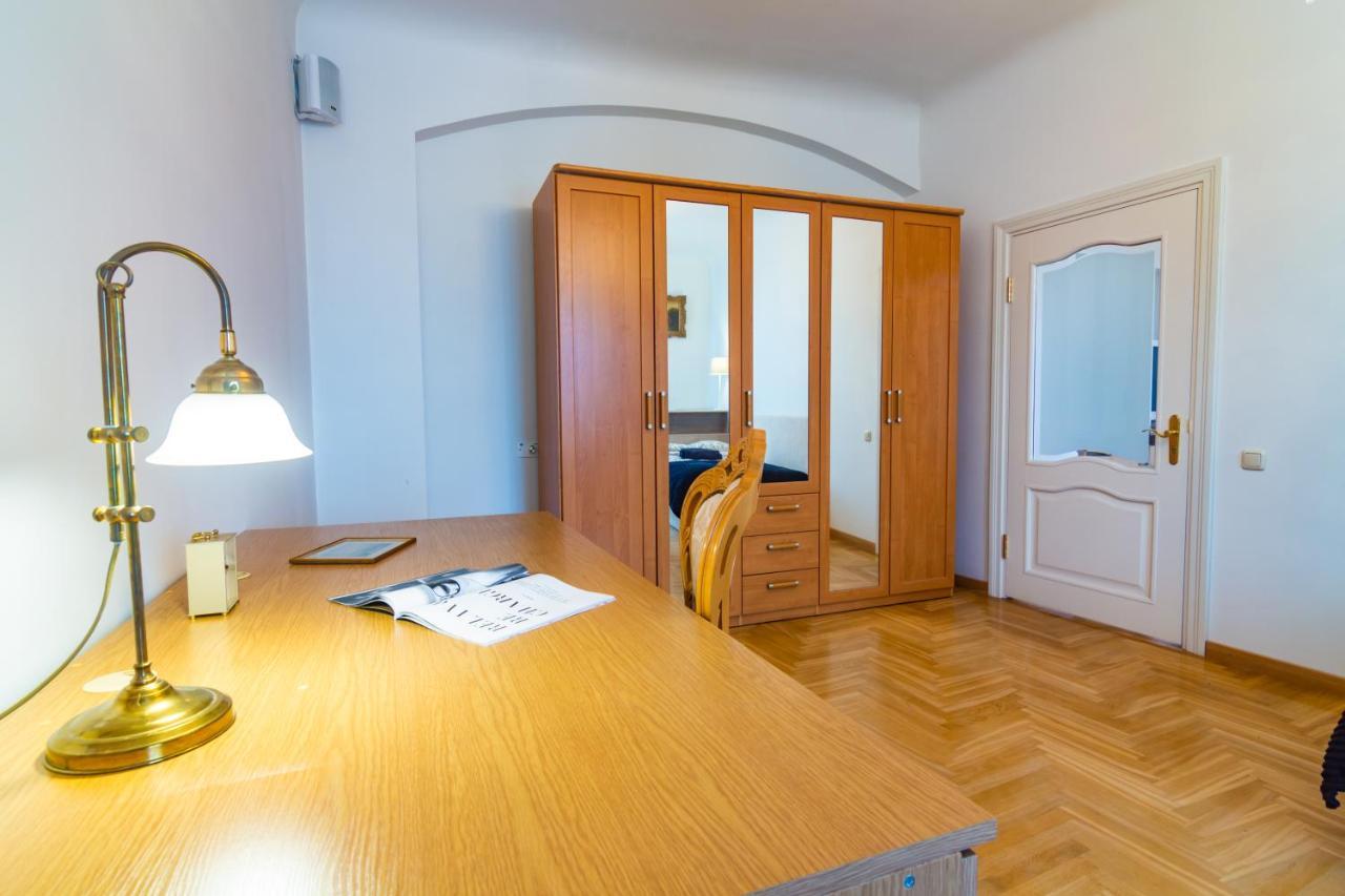 Classic Style Apartment In The Center Of Рига Екстер'єр фото