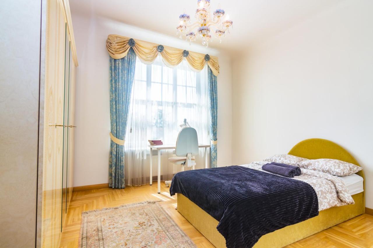 Classic Style Apartment In The Center Of Рига Екстер'єр фото