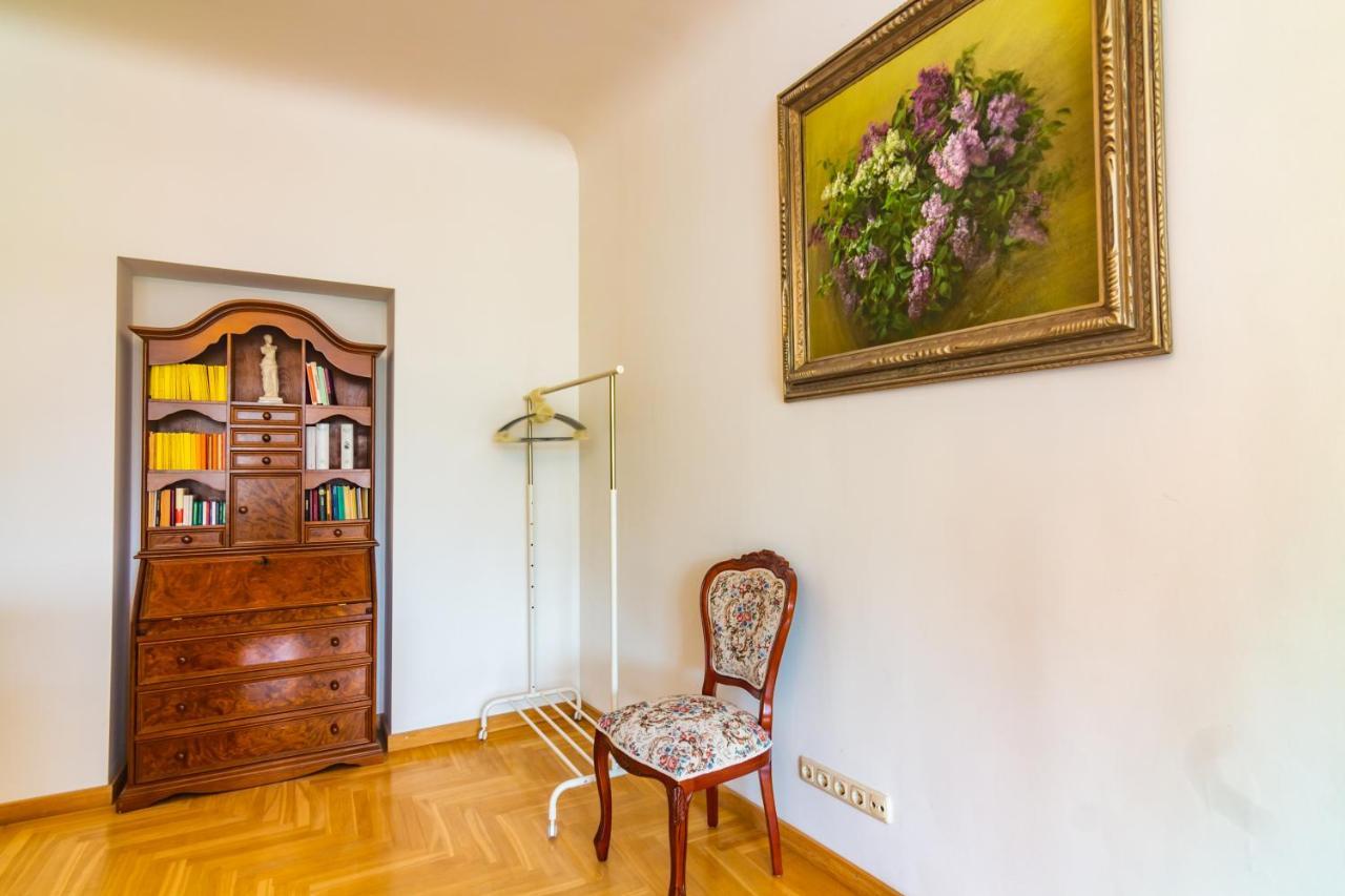 Classic Style Apartment In The Center Of Рига Екстер'єр фото